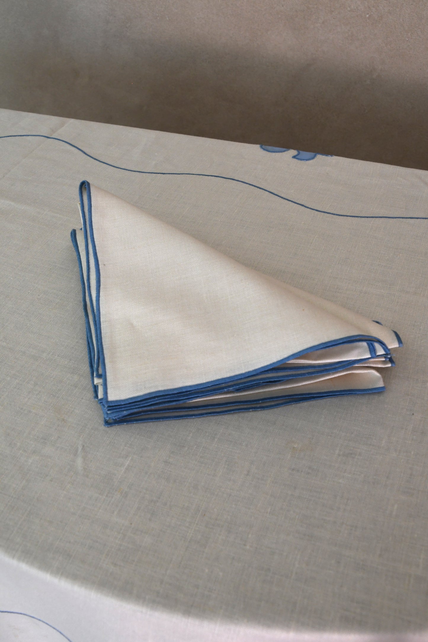 Vintage Blue Floral Linen with Set of 8 Napkins